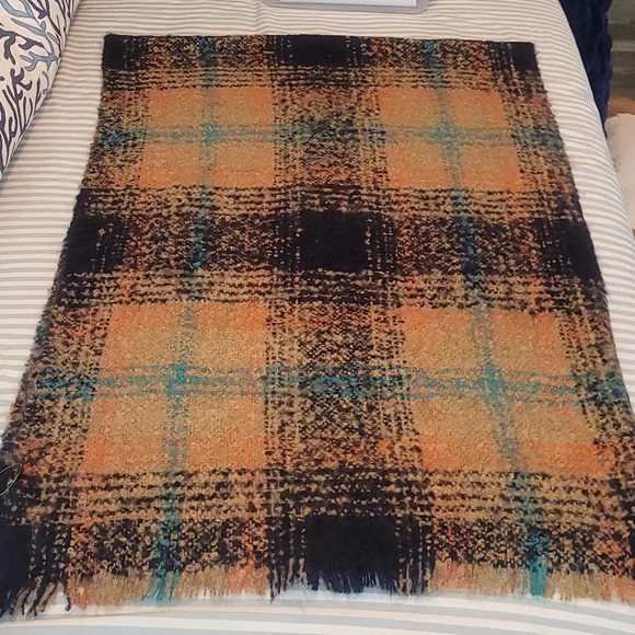 Gorgeous shawl xtra large scarf NWOT - Picture 3 of 3